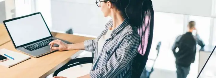 Czy sfinansowanie studiów przez pracodawcę jako przychód pracownika może być zwolnione z podatku?