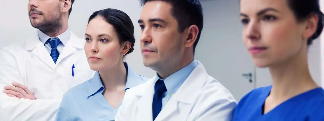 Siatka płac dla pracowników medycznych: Jakie czynniki wpływają na wysokość wynagrodzenia?