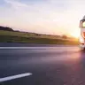 Usługi transportowe a VAT – jak obliczyć właściwą stawkę podatkową?