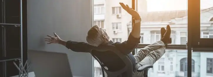 Kompendium wiedzy o odprawie emerytalnej – komu przysługuje, jak ją obliczyć i kiedy wypłacić