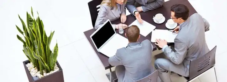 Oddelegowanie pracownika – czym różni się od delegacji?