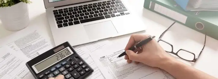 Praca hybrydowa – na czym polega ten model pracy? Jakie są jego podstawowe zalety?