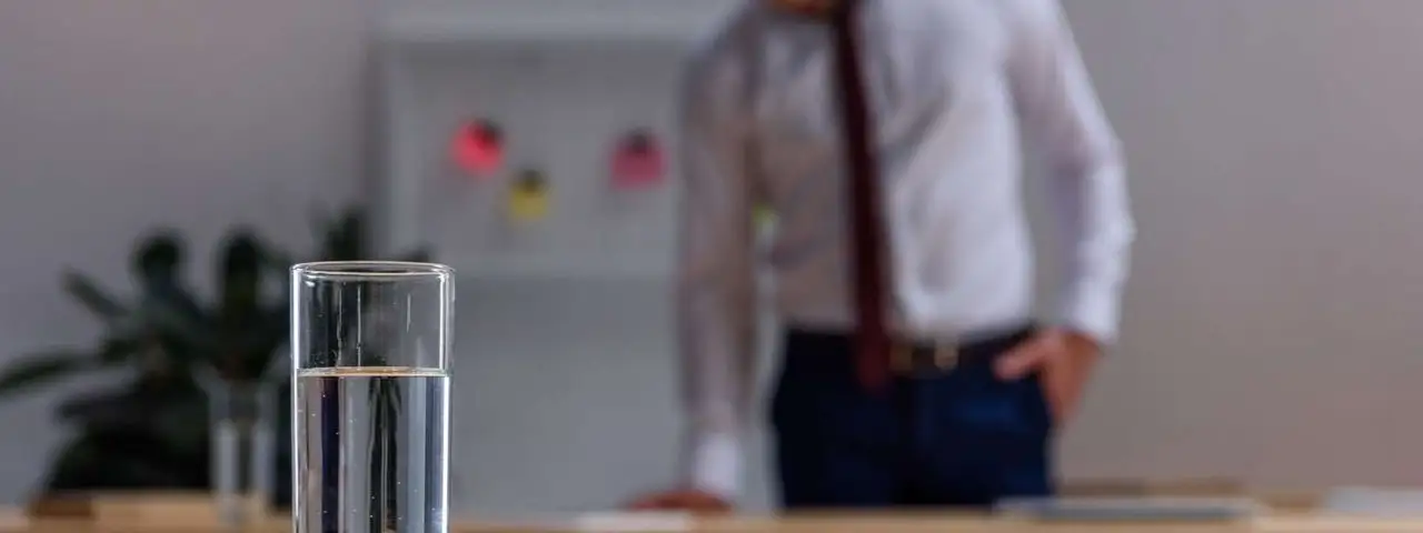 Kontrola chorego pracownika – kto i kiedy może ją przeprowadzić?