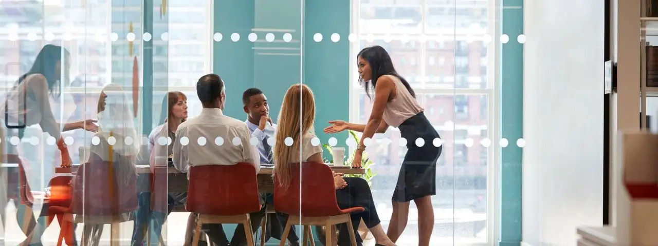 Zarządzanie firmą bez szefa, czyli holakracja – na czym polega?