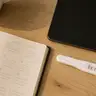 Biurko z testami ciążowymi, notesem i tabletem
