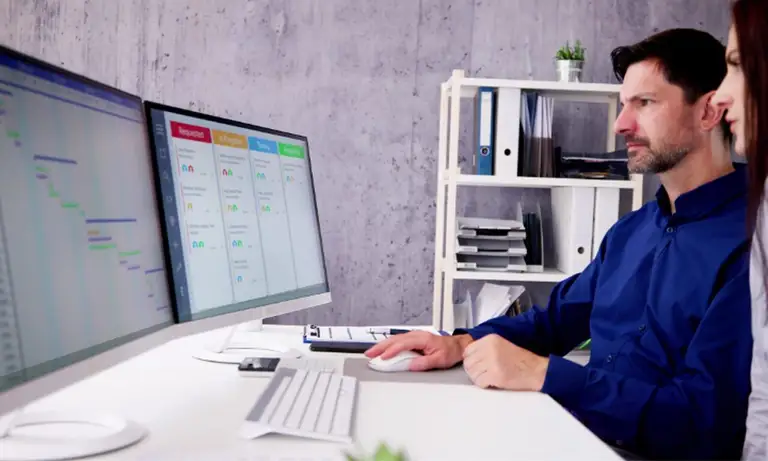 Inteligentny harmonogram pracy z AI