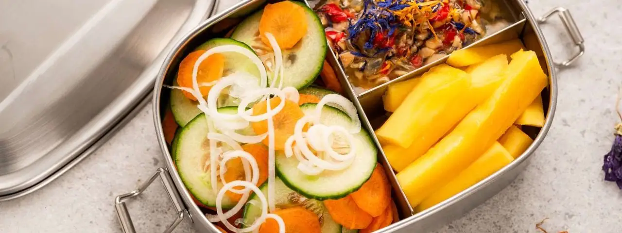 Posiłki w pracy – komu i ile ekwiwalentu należy się za jedzenie?