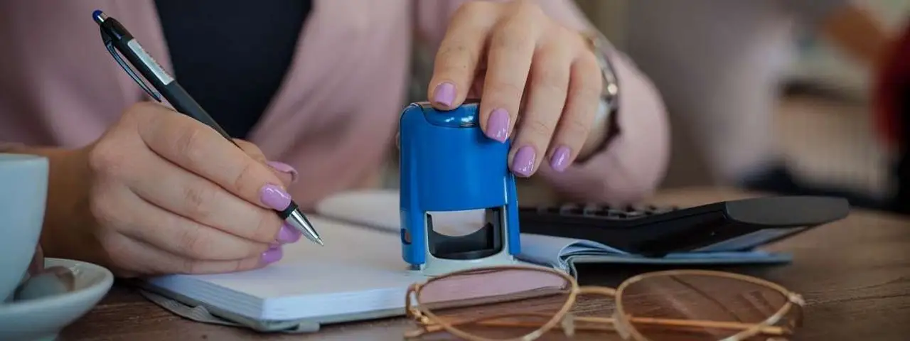 Pieczątka firmowa – co powinna zawierać? Wymogi dotyczące pieczęci firmowej