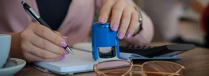 Pieczątka firmowa – co powinna zawierać? Wymogi dotyczące pieczęci firmowej