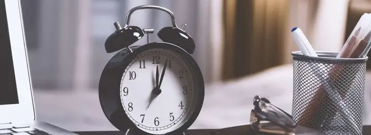 Liczba godzin pracy w miesiącu – jak wyliczyć wymiar czasu pracy?