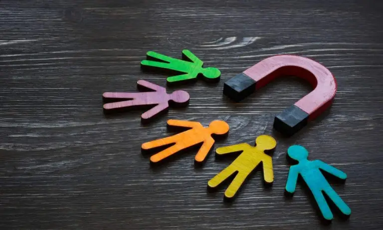 jak przyciągnąć dobrych pracowników