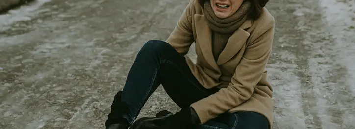 Kobieta, która upadła na lodzie w drodze do pracy