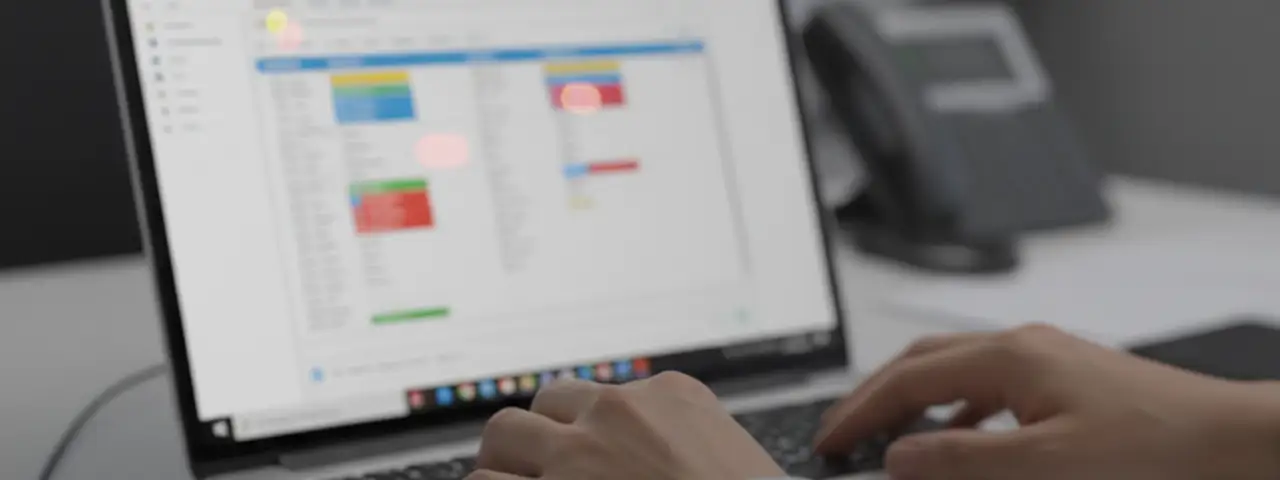 Pracownik biurowy wykonujący nadgodziny w nocy