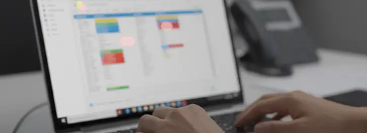 Pracownik biurowy wykonujący nadgodziny w nocy