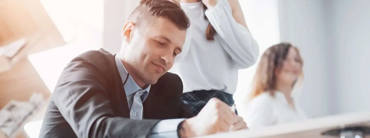 Dyskryminacja płciowa w pracy – jak reagować i czym się objawia?