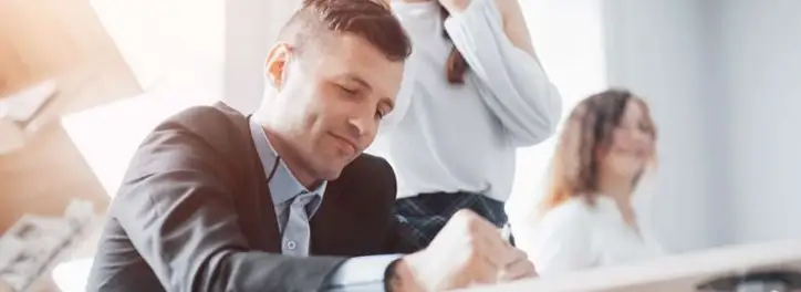 Dyskryminacja płciowa w pracy – jak reagować i czym się objawia?