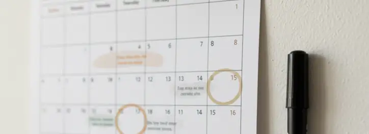 kartka-z-kalendarza-z-nadgodzinami